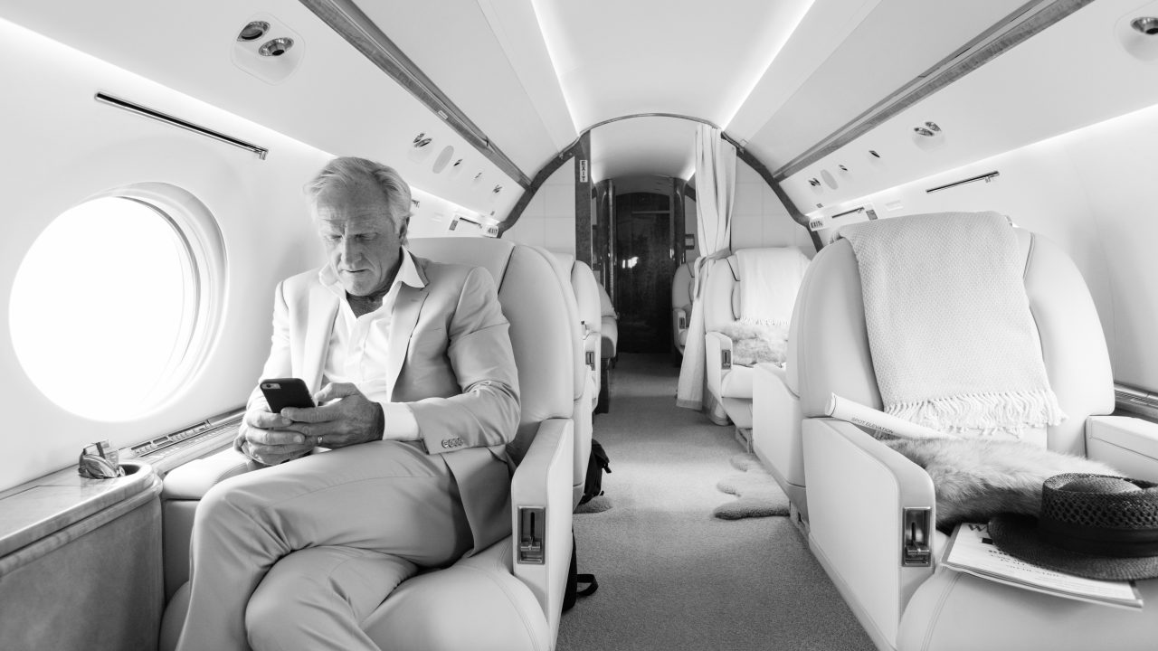 Greg Norman in Airplane